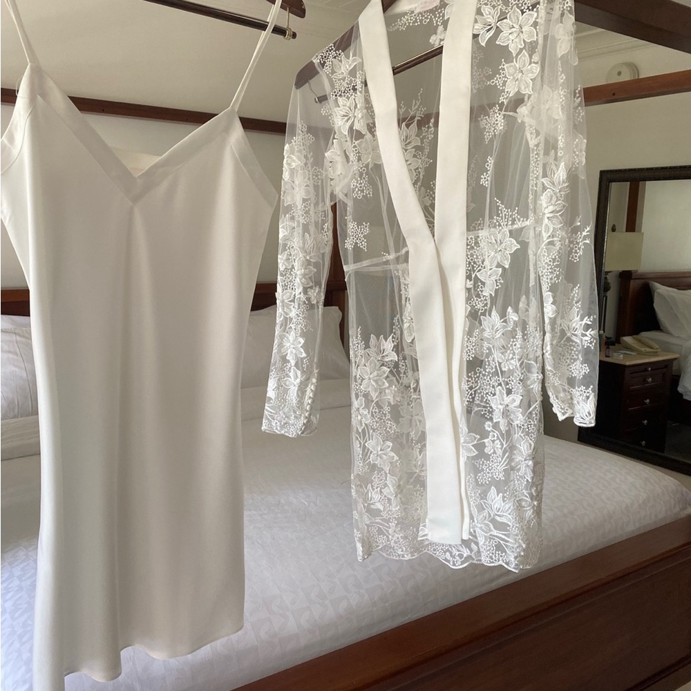 Le Rose Grace Pearl Beaded bridal robe - Picture 3 of 6